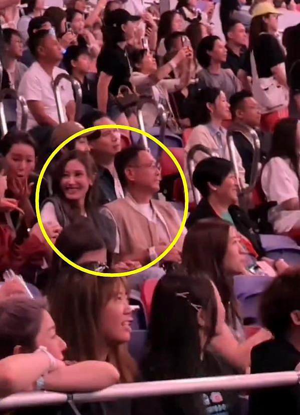 何超琼观看谢霆锋演唱会,前夫许晋亨也在,55岁李嘉欣被人搀扶(组图) - 10
