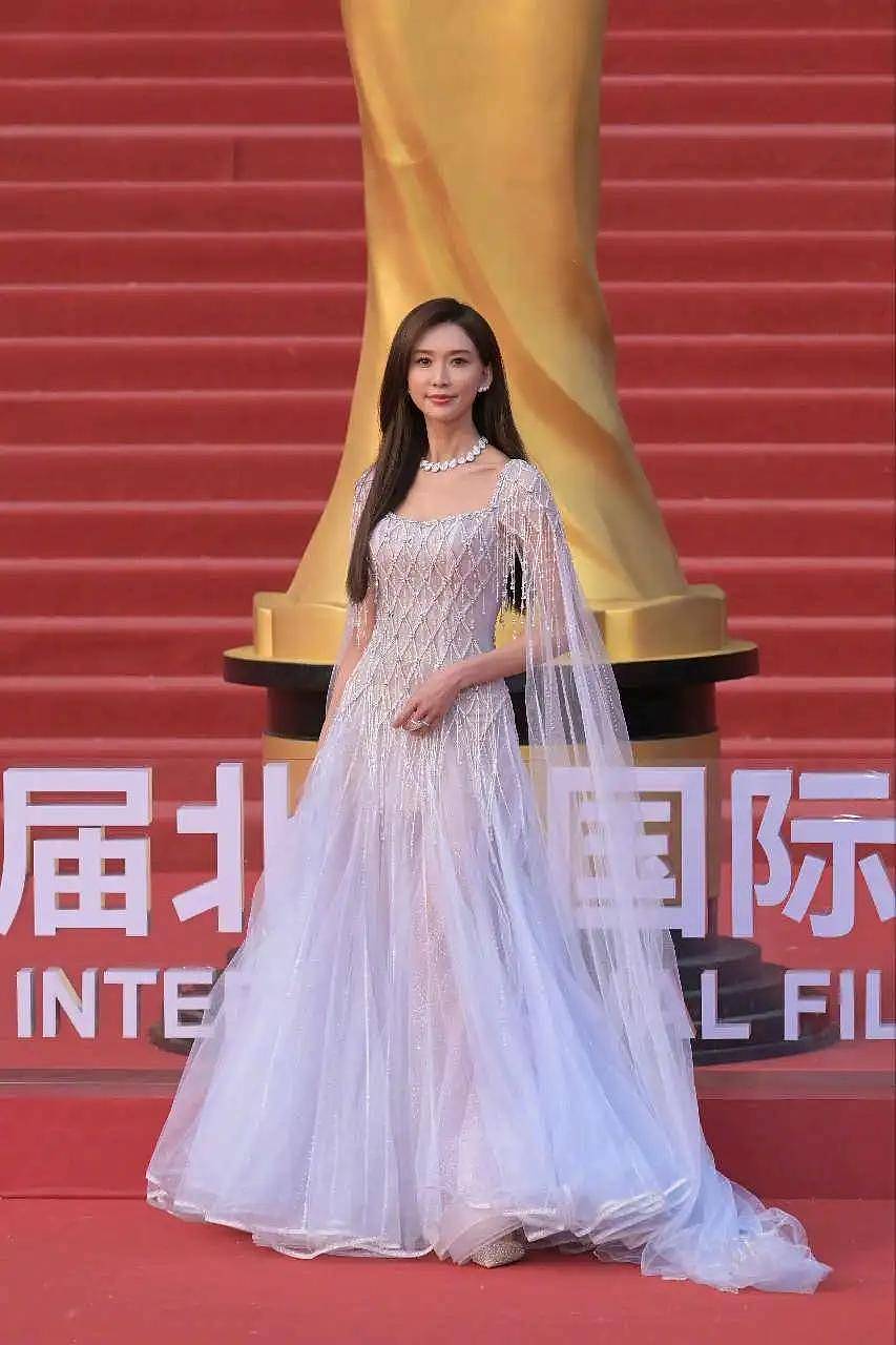 北影节闭幕红毯：倪妮粉裙亮眼，林志玲仙气十足（组图） - 5