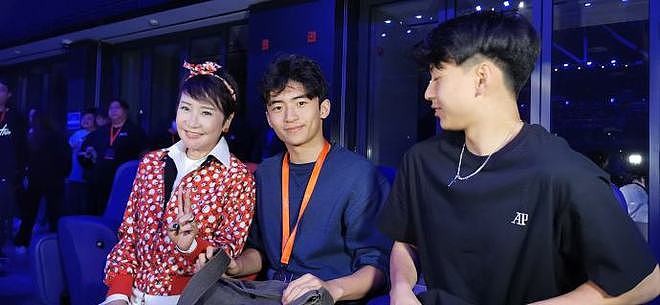 谢霆锋带儿子吃饭，父子3人首次同台互动，狄波拉也在现场（组图） - 5