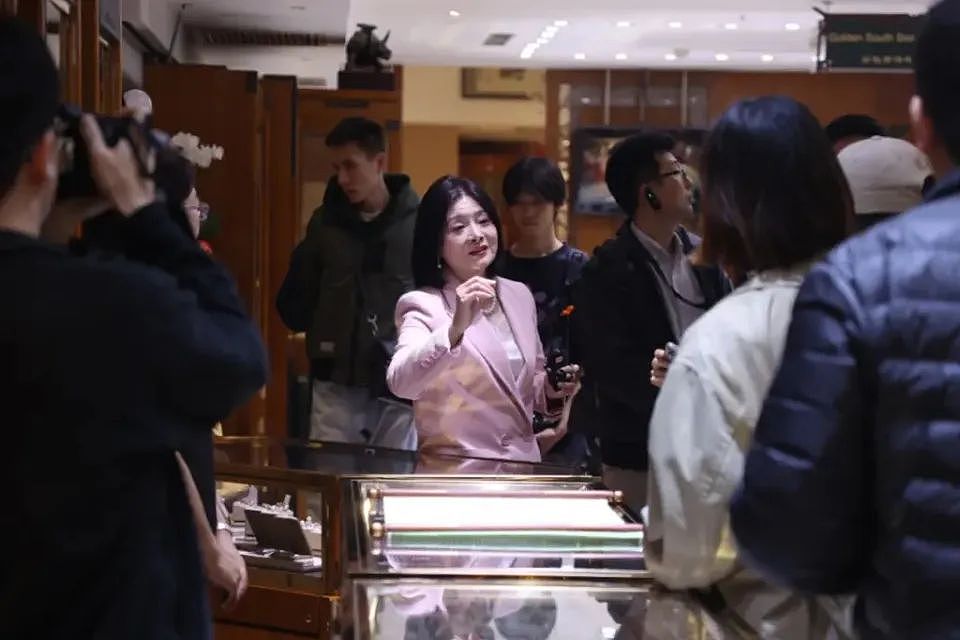 “珍珠女王”白如芳去世,终年55岁!她17岁进京摆摊,25岁给撒切尔夫人编项链成名,曾教会IMF总裁“微信支付”(组图) - 5