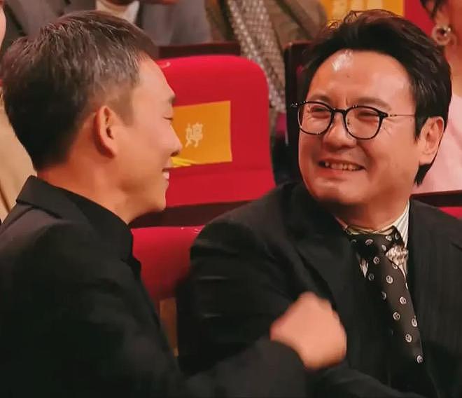 华表奖台下精彩瞬间!张译获奖沈腾激动,王一博失奖念叨被抓拍(组图) - 5