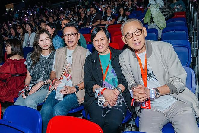 何超琼观看谢霆锋演唱会,前夫许晋亨也在,55岁李嘉欣被人搀扶(组图) - 12