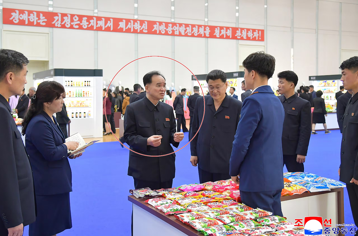 金与正年幼儿女疑曝光!女儿“长发清秀”牵弟弟,她讲笑话逗金正恩(组图) - 3