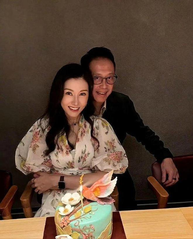 何超琼观看谢霆锋演唱会,前夫许晋亨也在,55岁李嘉欣被人搀扶(组图) - 22