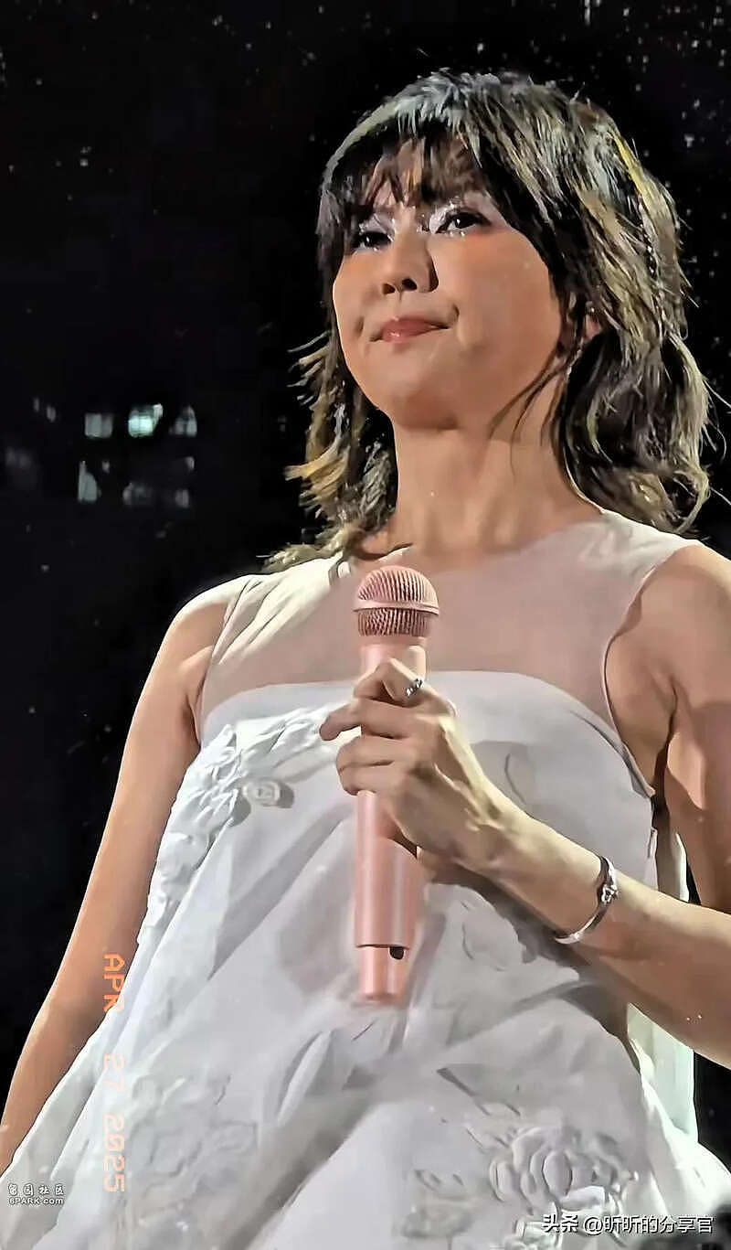 46岁孙燕姿演唱会被吐槽服装太丑，太胖了...（组图） - 5
