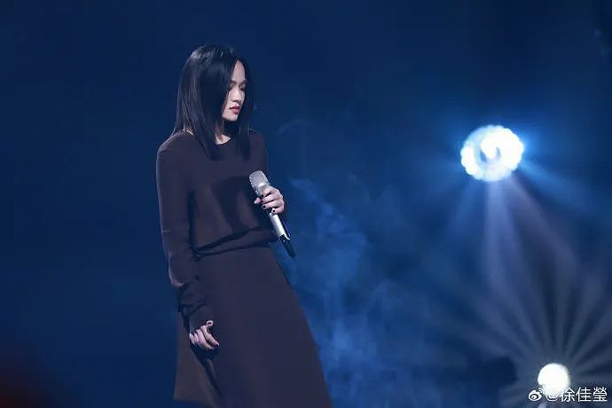 40岁华语天后沦为“全民笑话”,她怎么变这样了(组图) - 34