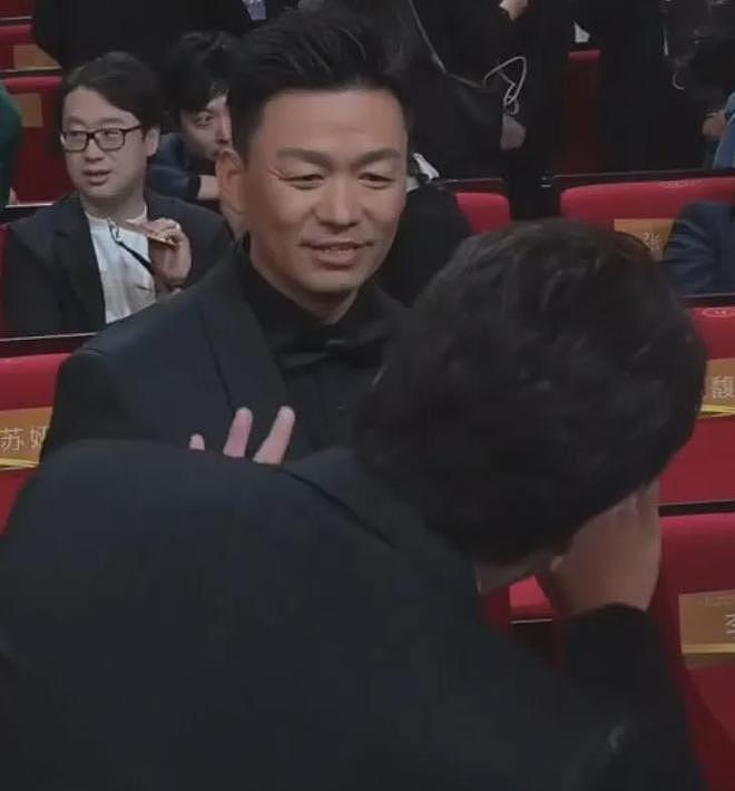 华表奖真实一幕，沈腾越过王宝强和别人打招呼，被吐槽欺负老实人（组图） - 8