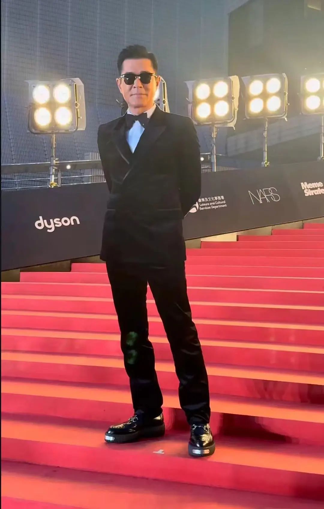 梁朝伟刘嘉玲合体出席香港金像奖，手牵手尽显甜蜜！郭富城、吴彦祖、古天乐纷纷亮相红毯（组图） - 6