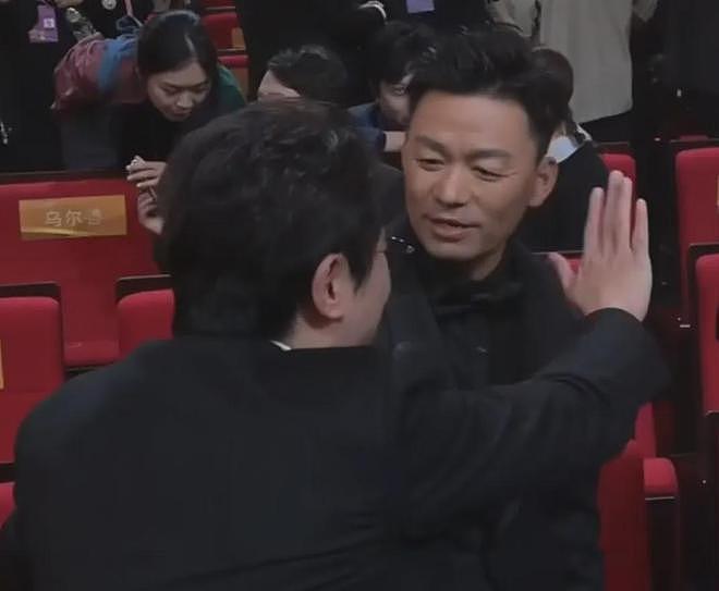 华表奖真实一幕，沈腾越过王宝强和别人打招呼，被吐槽欺负老实人（组图） - 10