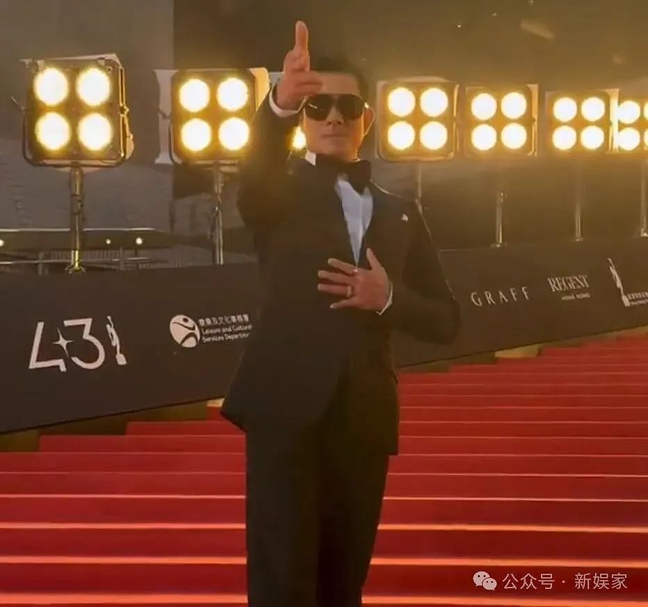 梁朝伟刘嘉玲合体出席香港金像奖，手牵手尽显甜蜜！郭富城、吴彦祖、古天乐纷纷亮相红毯（组图） - 4