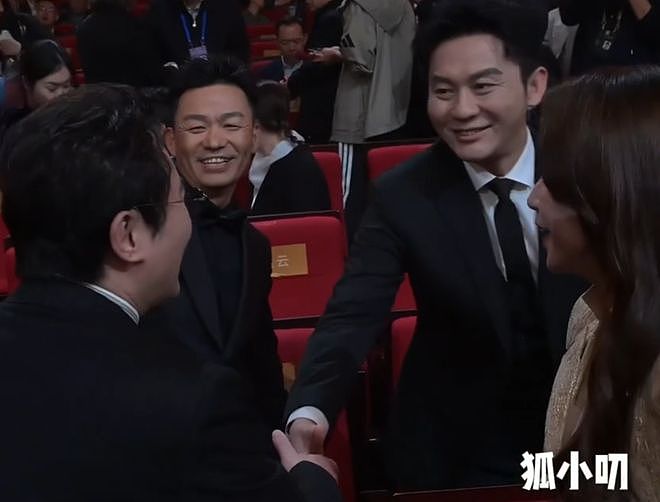华表奖真实一幕，沈腾越过王宝强和别人打招呼，被吐槽欺负老实人（组图） - 2