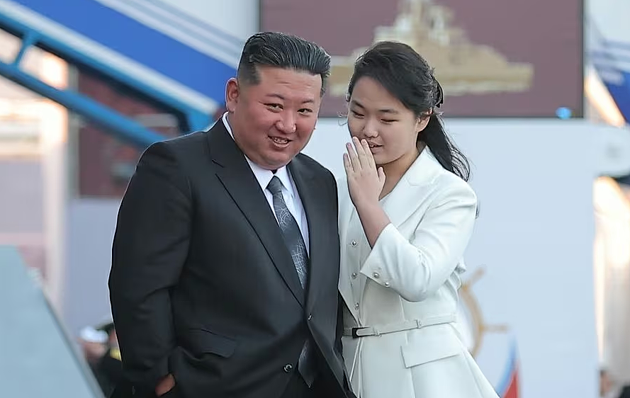 金与正年幼儿女疑曝光!女儿“长发清秀”牵弟弟,她讲笑话逗金正恩(组图) - 4