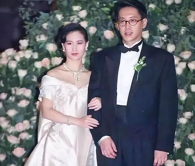 何超琼观看谢霆锋演唱会,前夫许晋亨也在,55岁李嘉欣被人搀扶(组图) - 20