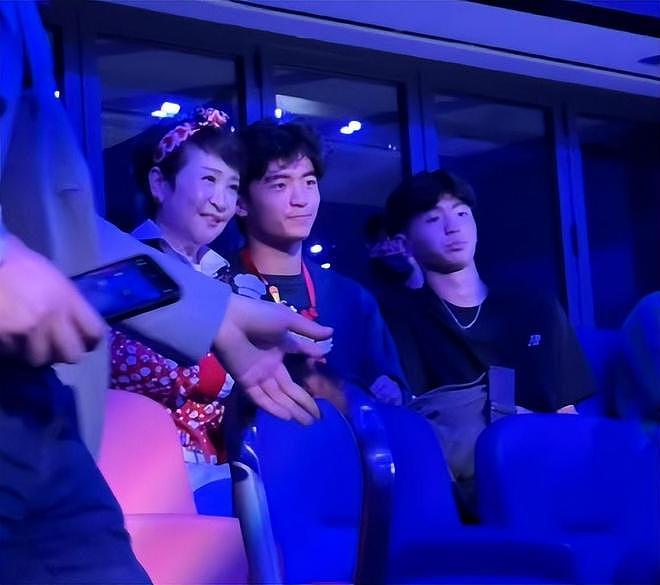 谢霆锋带儿子吃饭，父子3人首次同台互动，狄波拉也在现场（组图） - 2