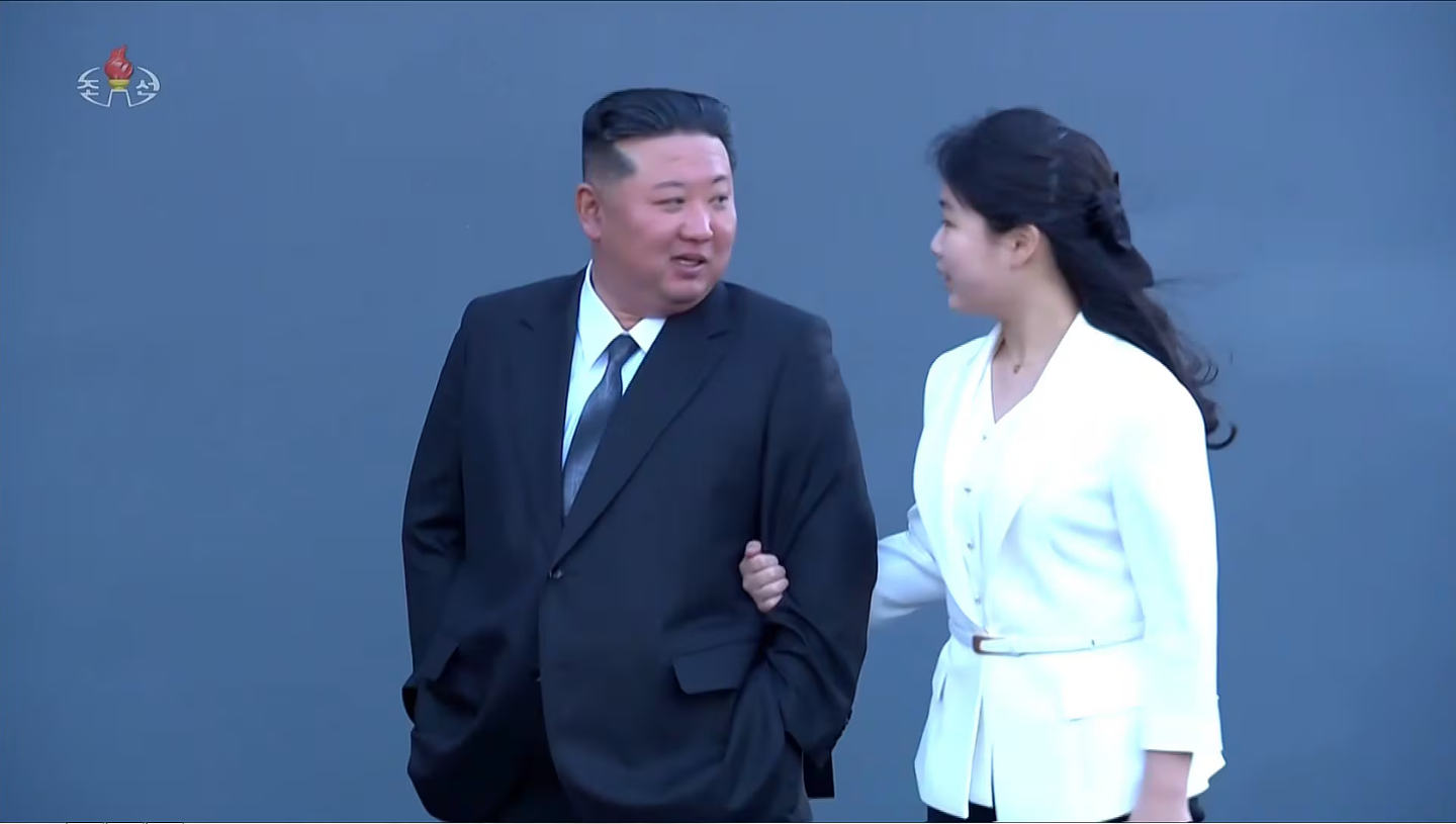 金与正年幼儿女疑曝光!女儿“长发清秀”牵弟弟,她讲笑话逗金正恩(组图) - 5