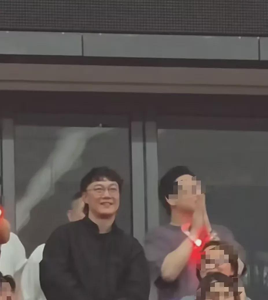 王菲现身谢霆锋演唱会,网友:过于低调出卖了你(组图) - 2