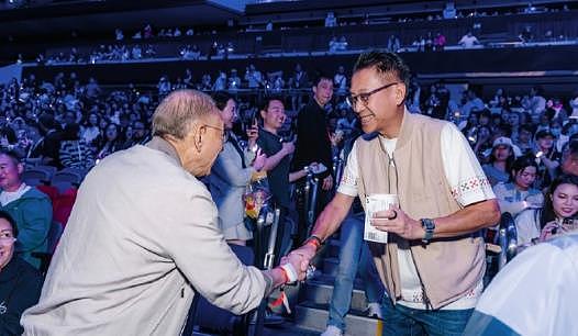 李嘉欣和许晋亨看谢霆锋演唱会，何超琼同场现身，3人全程无交流（组图） - 7