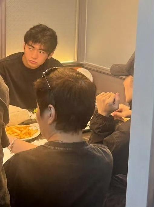 谢霆锋带儿子吃饭，父子3人首次同台互动，狄波拉也在现场（组图） - 15