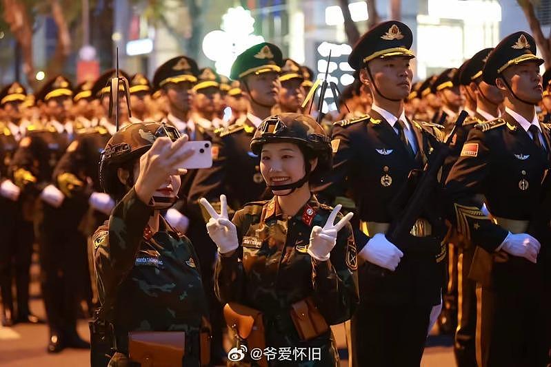解放军仪仗队现身胡志明！越南妹飙中文：老公好帅（视频/组图） - 1