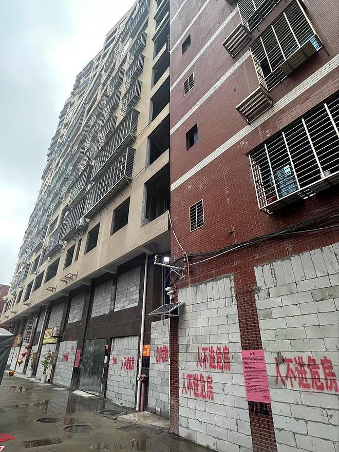 百名住户花30万买房，不到5年变“危房”，被水泥砖石封死（组图） - 2