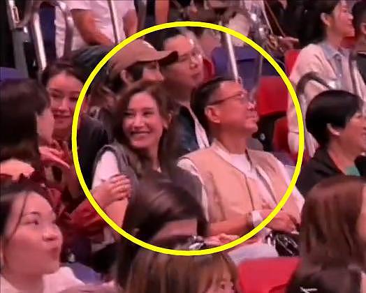 何超琼观看谢霆锋演唱会,前夫许晋亨也在,55岁李嘉欣被人搀扶(组图) - 11