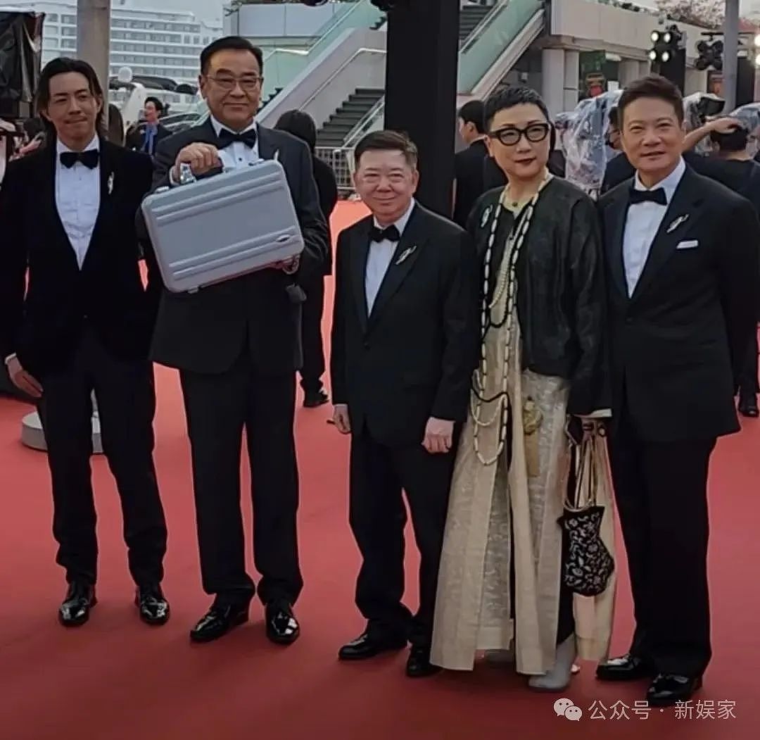 梁朝伟刘嘉玲合体出席香港金像奖，手牵手尽显甜蜜！郭富城、吴彦祖、古天乐纷纷亮相红毯（组图） - 1