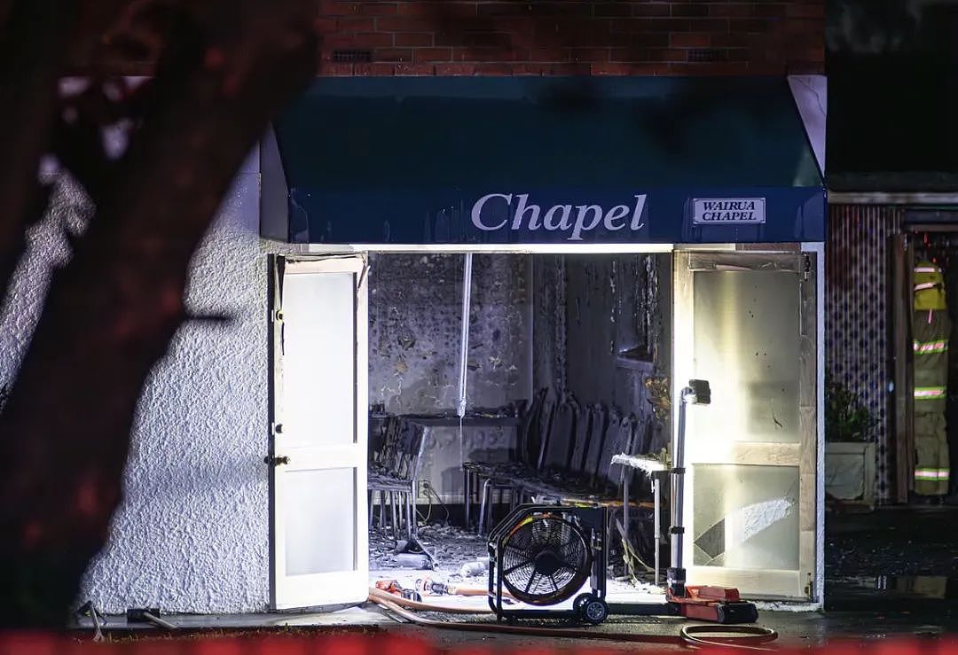 奥克兰深夜起火,殡仪馆被烧毁!4人潜逃!暴雨引发新滑坡,SH1一路段关闭,重开时间未定,别让消费者买单!Visa:停止附加收费 - 1