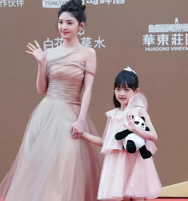 关晓彤红毯再翻车！脸胖臃肿，假发浮夸衣服老气，大长腿难以拯救（组图） - 10