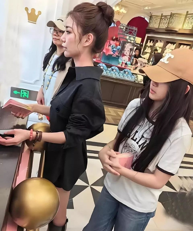大S女儿脱胎换骨星光十足，三次被偶遇造型时尚（组图） - 5