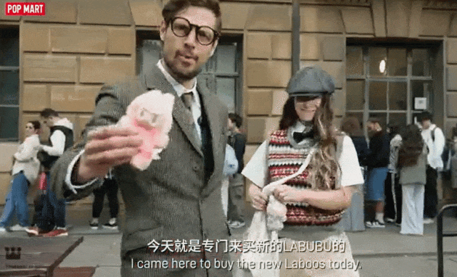 卢浮宫排长队买娃的人，把蒙娜丽莎都看“傻”了（组图） - 1