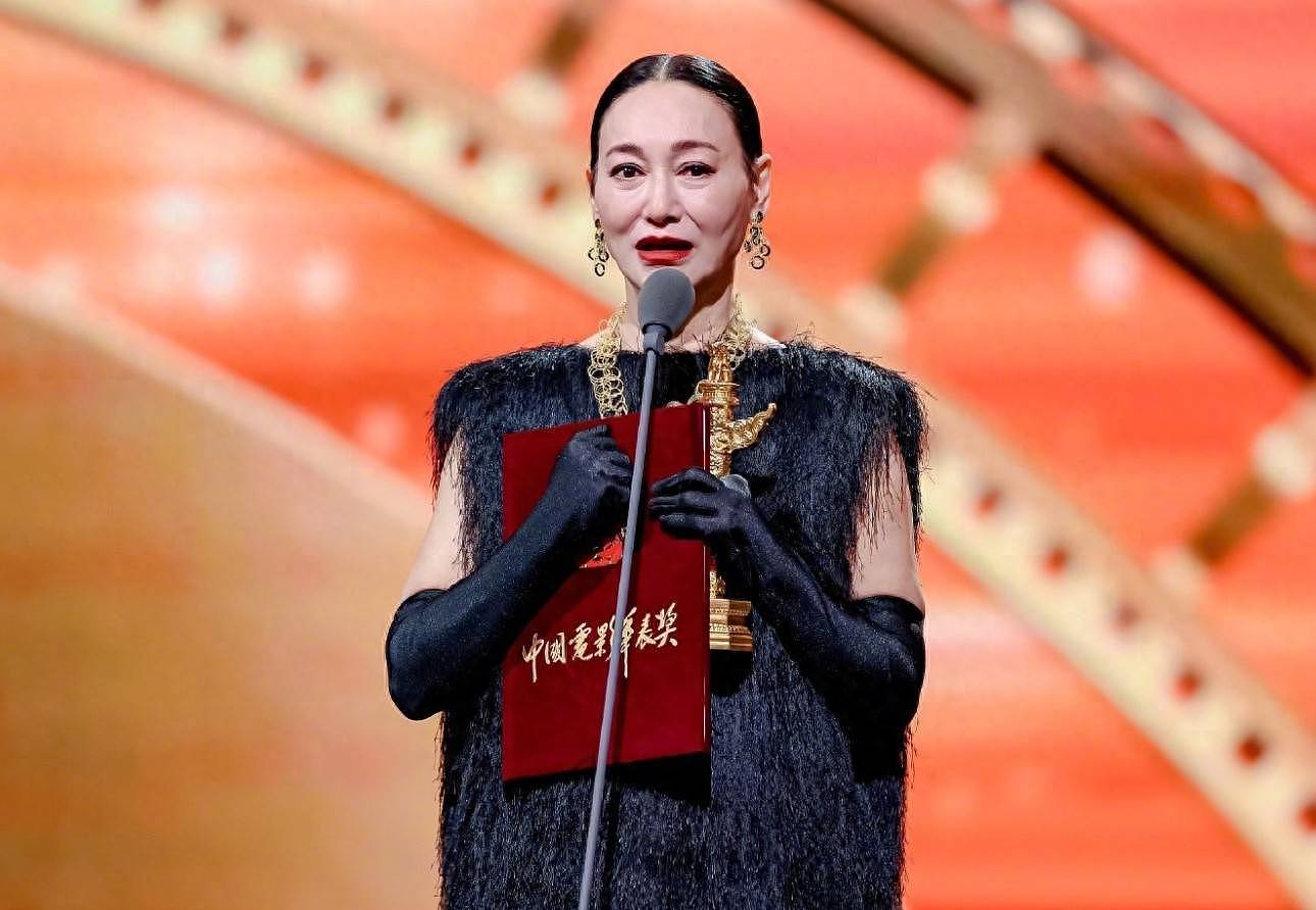 惠英红口误、章子怡后台话家常，华表奖的细节拉开另一个电影圈（组图） - 1