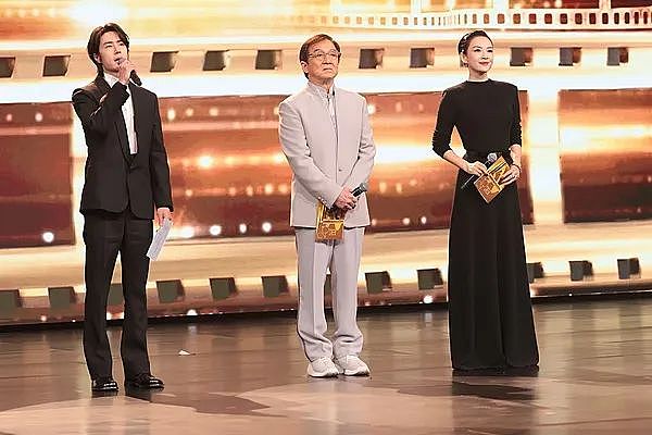 章子怡在华表奖意外摔倒，靠轮椅出行（组图） - 3