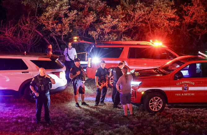 渡轮遭拦腰撞毁,乘客被甩飞!庆典沦“大规模死伤”,船顶破大窟窿(组图) - 6
