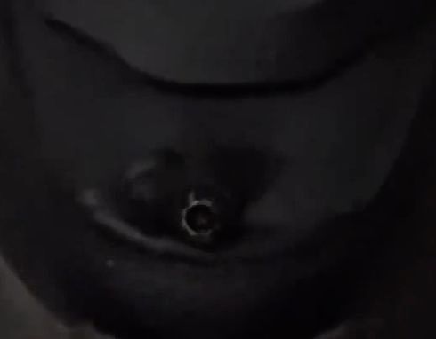 中国男子搭地铁鞋上“好大一个洞”疑偷拍！拍摄女孩遭网暴：怎不抓现行（视频/组图） - 2