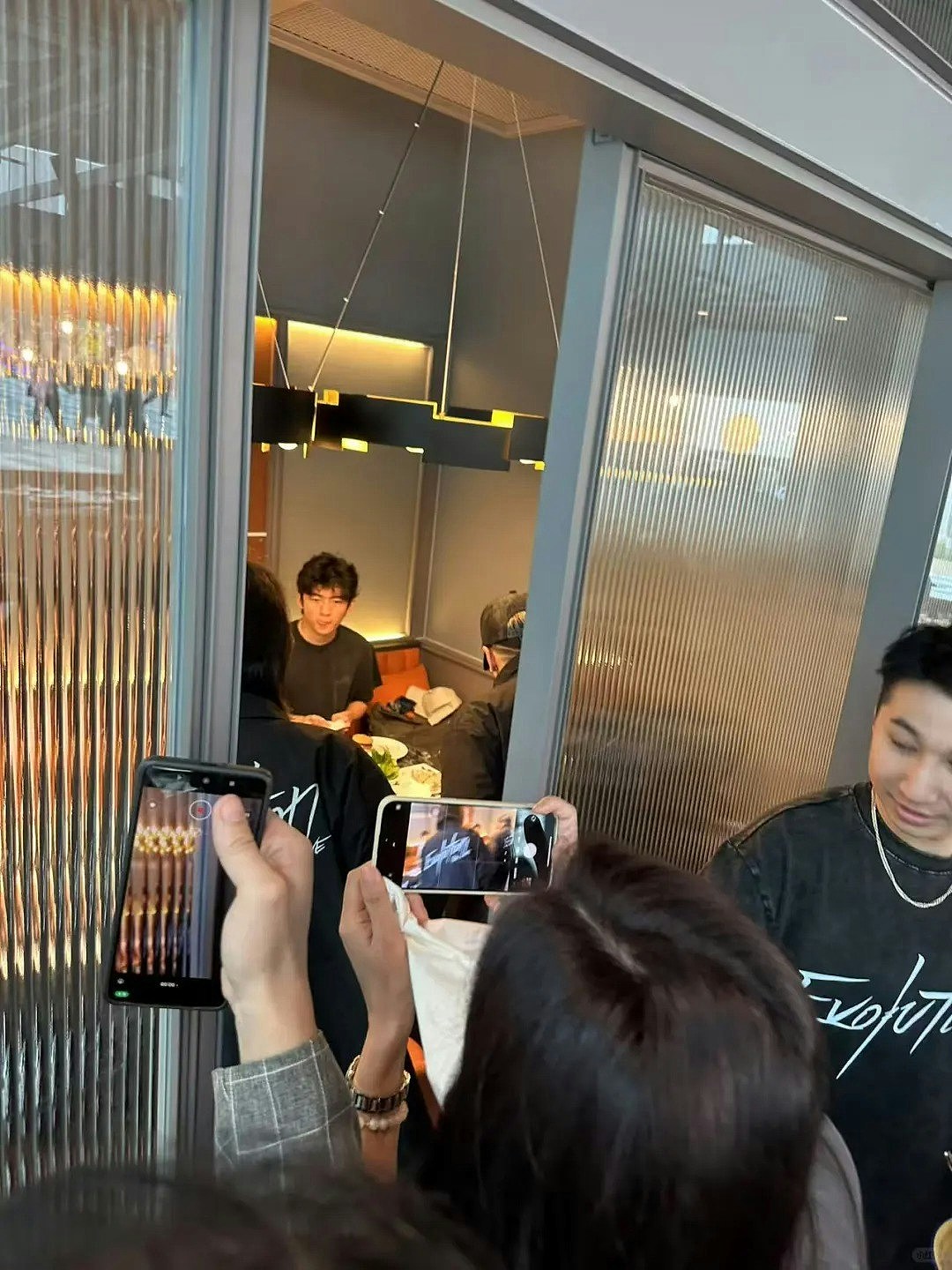 谢霆锋演唱会孩子也来捧场！父子同框颜值爆灯一画面证关系密切（组图） - 11
