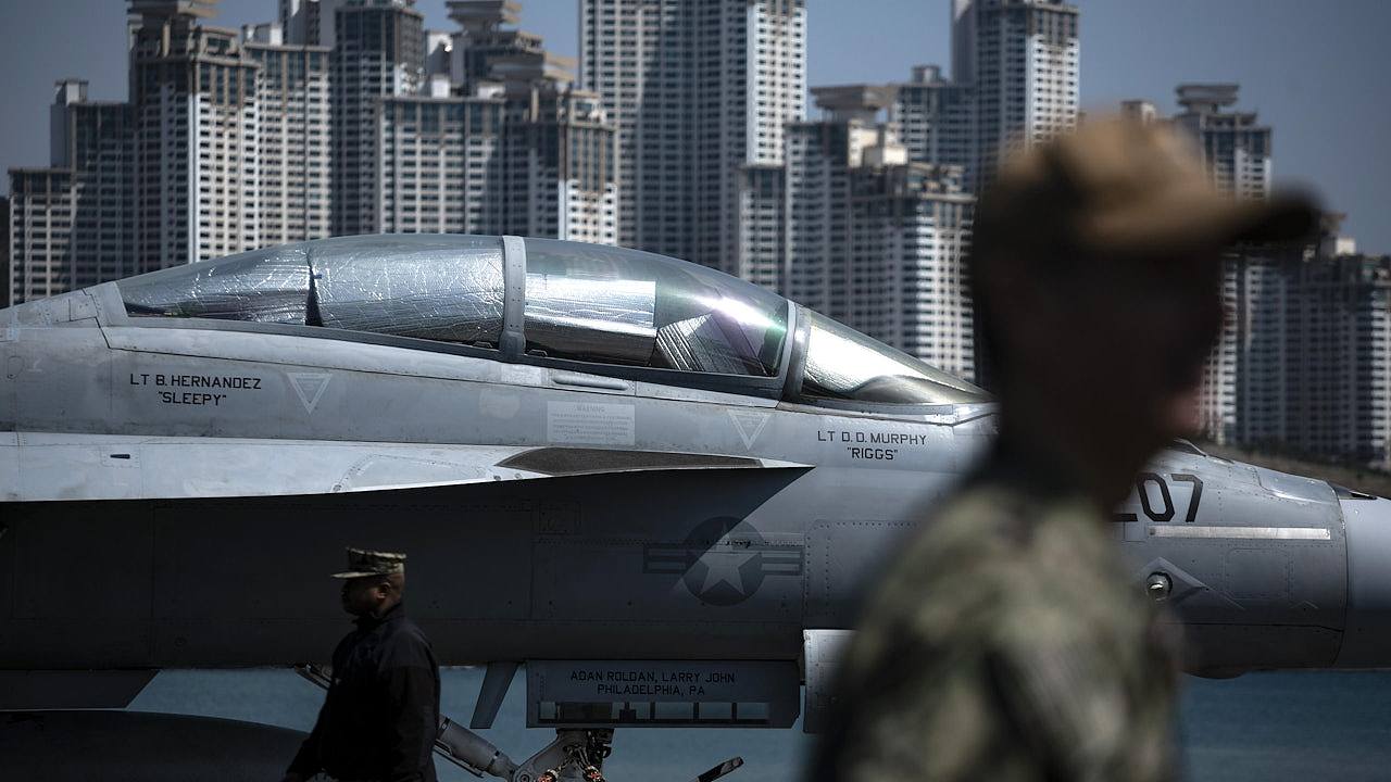 美国海军称一战机意外从航空母舰上坠海沉没,疑受袭突然移动所致(组图) - 1