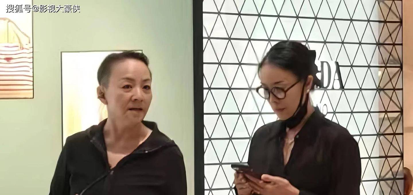 65岁宋丹丹在北京，和那英一起逛商场，面容苍白（组图） - 2