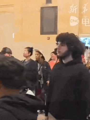 连续登顶!美国人凌晨排队6小时抢购中国商品,业内:已经卷到非买不可…(组图) - 1
