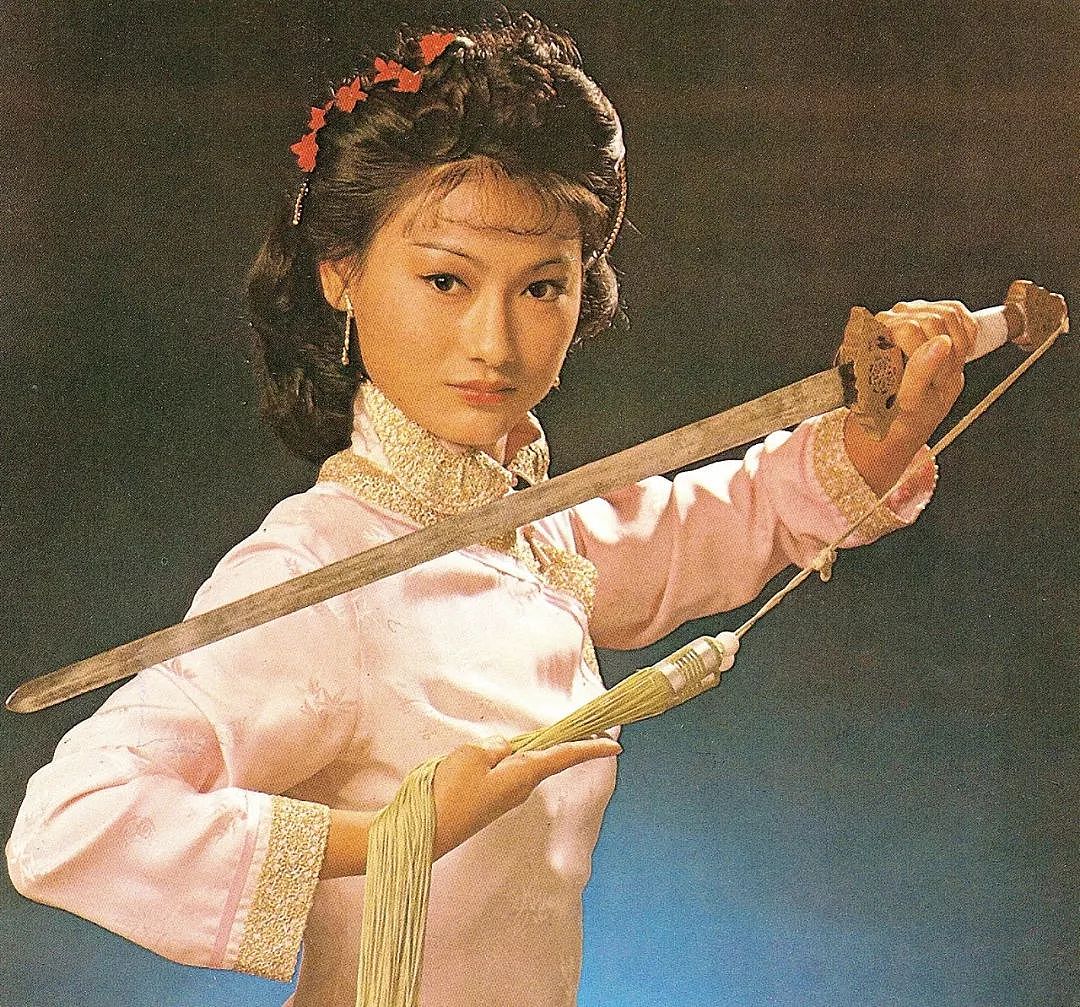 香港最传奇女星：3岁做乞丐、12岁做舞女、39岁吞药自尽，如今65岁王者归来（组图） - 13