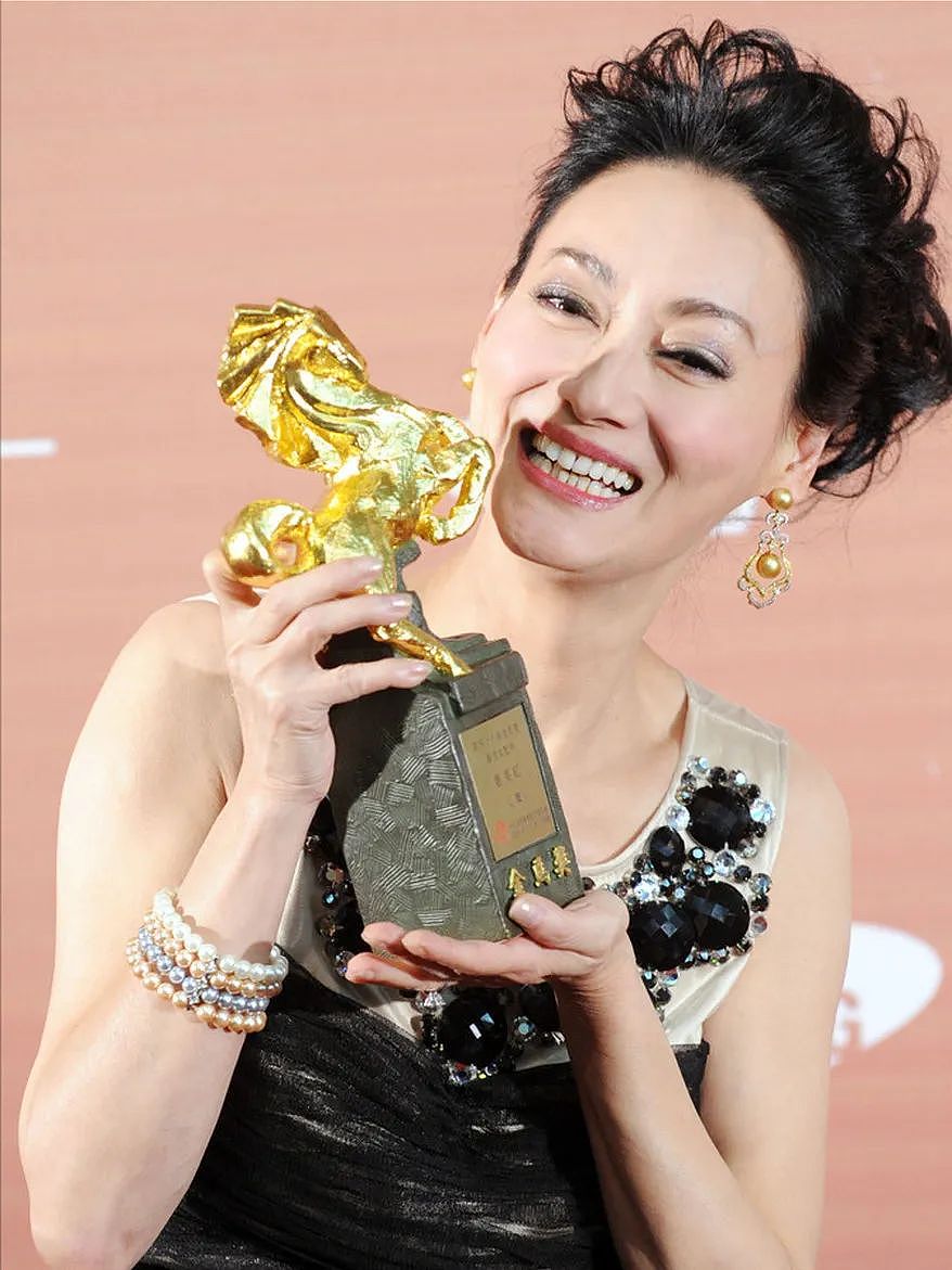 香港最传奇女星：3岁做乞丐、12岁做舞女、39岁吞药自尽，如今65岁王者归来（组图） - 26