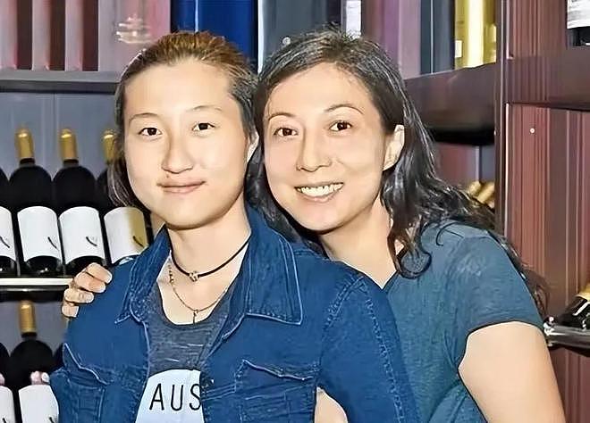 71岁成龙满头白发:儿子不成才女儿在外流浪,25亿身家捐一半(组图) - 19