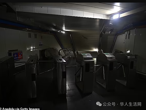 欧洲多国大停电！数千万人陷入混乱，恐慌抢购，城市瘫痪，不排除被“攻击”（组图） - 30