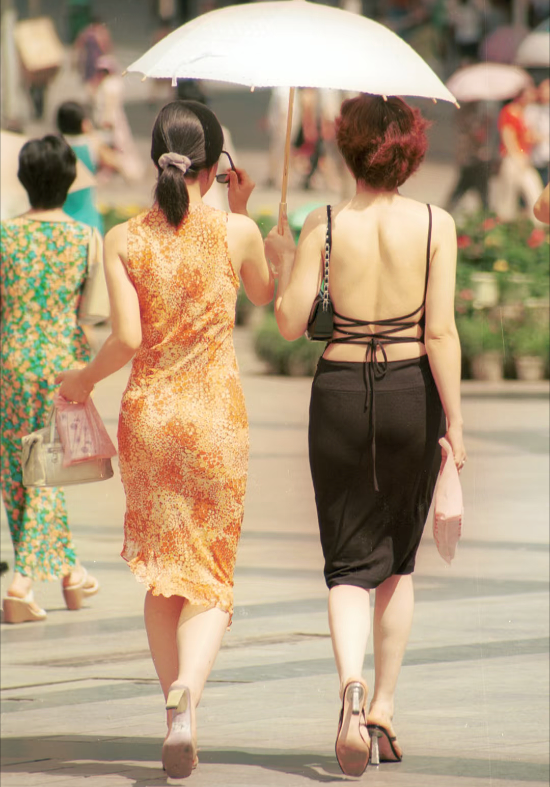 吊带热裤没人敢穿，谁让我们变保守了？（组图） - 3