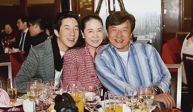 风流成性？成龙被曝与吕秀菱有私生子，房祖名真的成“弃子”？（组图） - 13