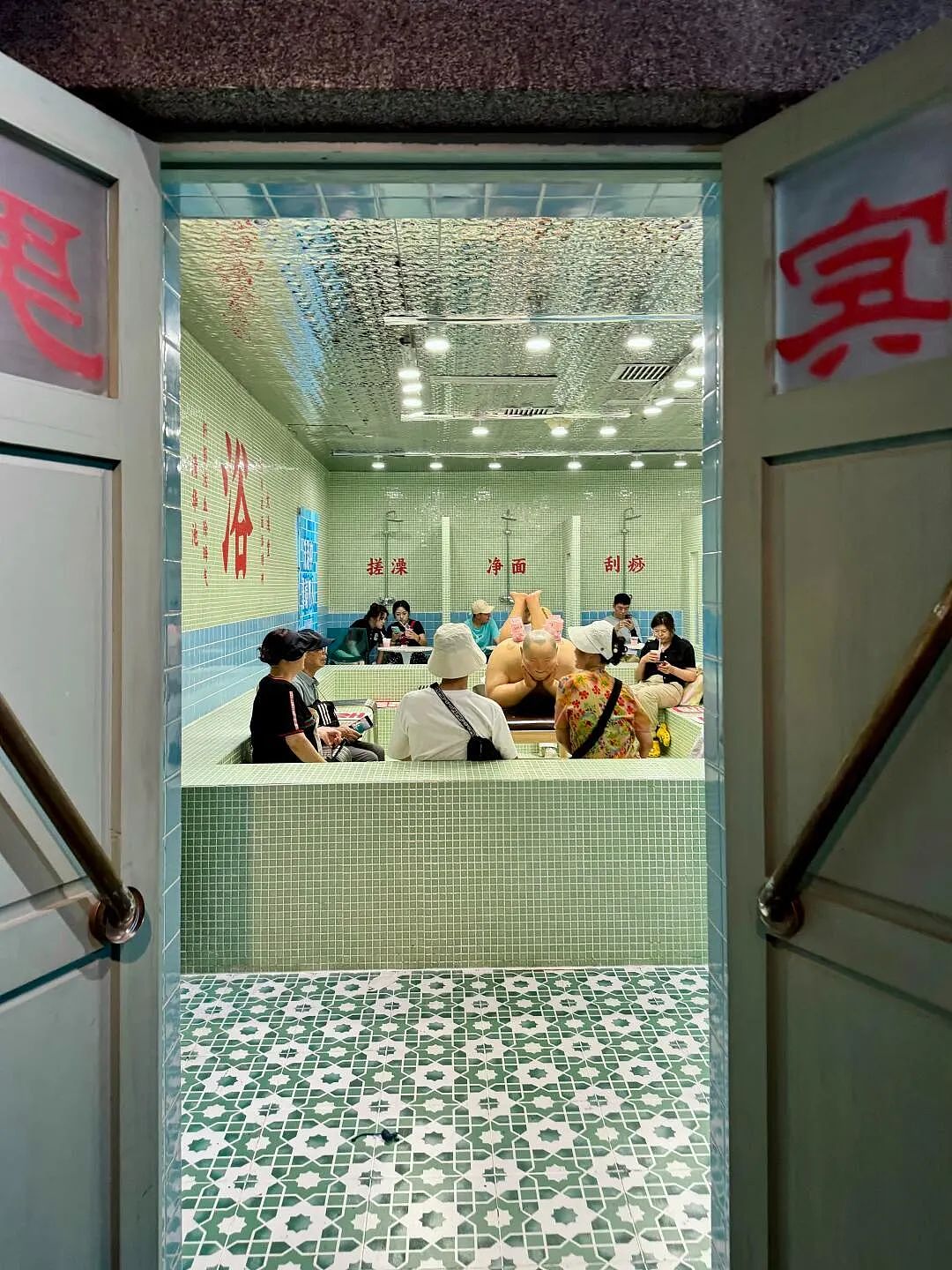 太颠了！澡堂里开咖啡店？香皂蛋糕、死皮咖啡、沐浴露饮料…网友：喝完这杯得叫个搓澡师傅（组图） - 7