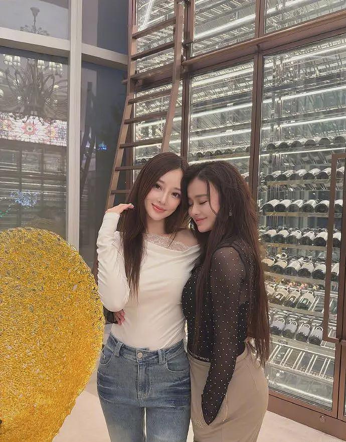 李小璐带女儿与吴尊冉莹颖小聚，甜馨轩轩罕同框，都长成小大人了（组图） - 6