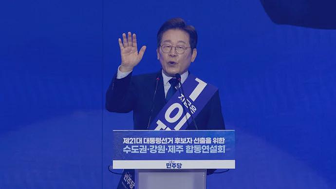 李在明穿防弹衣演讲，向欢呼观众跪地磕头（组图） - 1