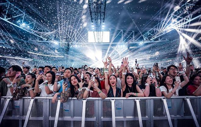 谢霆锋四场演唱会做总结,小儿子的眼神表达一切,谢家三代同框(组图) - 2