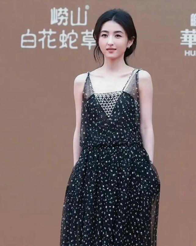 关晓彤红毯再翻车！脸胖臃肿，假发浮夸衣服老气，大长腿难以拯救（组图） - 9