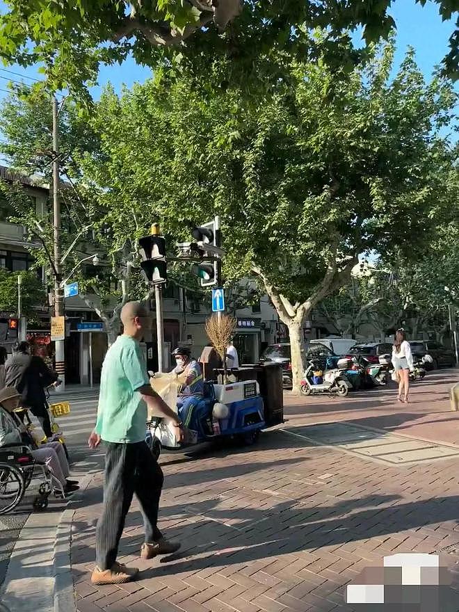 网友偶遇李诞,手叉腰驼背,看起来颓废了好多(组图) - 1